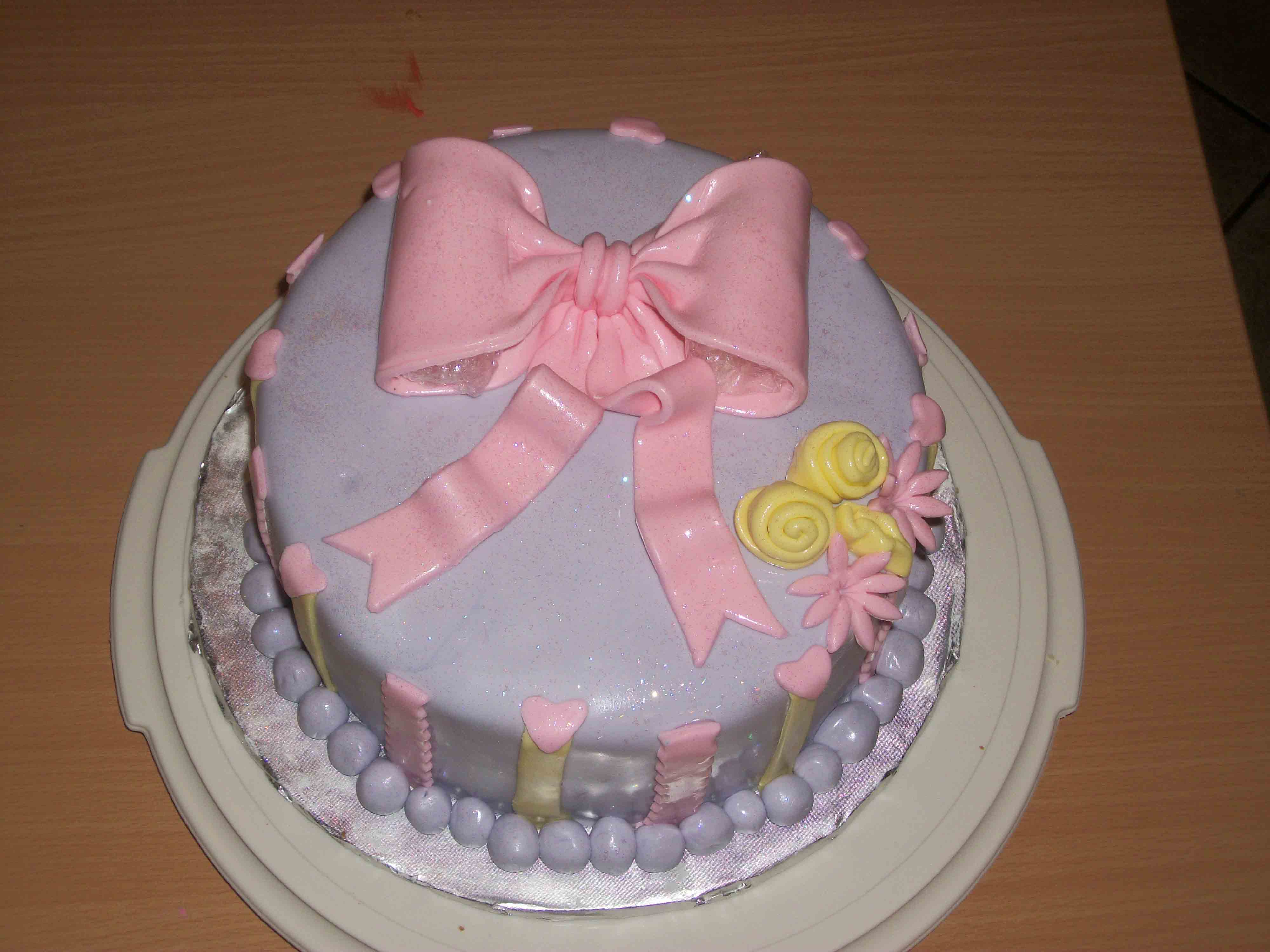 Cake with fondant bow